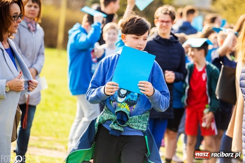 Zdjęcie w galerii na portalu naszraciborz.pl: Świecimy razem dla autyzmu. Happening w Szkole Podstawowej nr 1 wiadomości z regionu