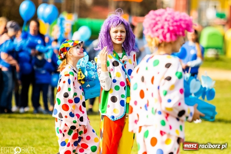 Zdjęcie w galerii na portalu naszraciborz.pl: Świecimy razem dla autyzmu. Happening w Szkole Podstawowej nr 1 wiadomości z regionu