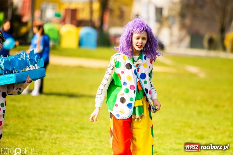 Zdjęcie w galerii na portalu naszraciborz.pl: Świecimy razem dla autyzmu. Happening w Szkole Podstawowej nr 1 wiadomości z regionu