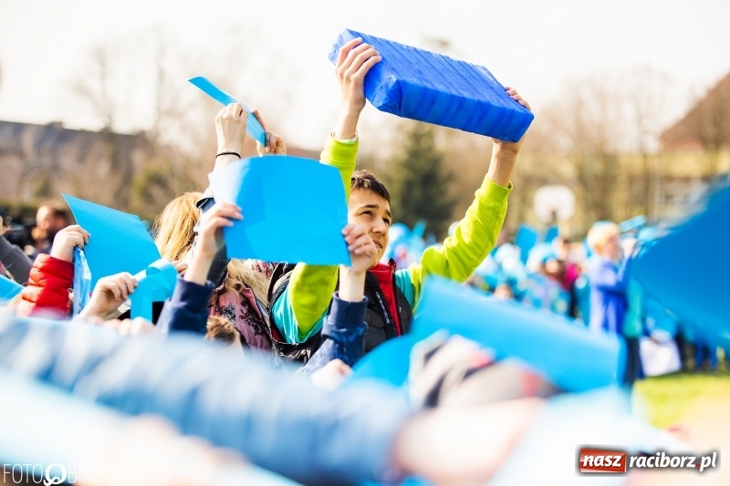 Zdjęcie w galerii na portalu naszraciborz.pl: Świecimy razem dla autyzmu. Happening w Szkole Podstawowej nr 1 wiadomości z regionu