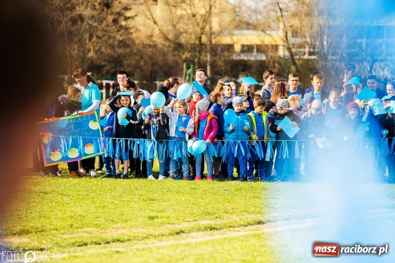 Zdjęcie w galerii na portalu naszraciborz.pl: Świecimy razem dla autyzmu. Happening w Szkole Podstawowej nr 1 wiadomości z regionu