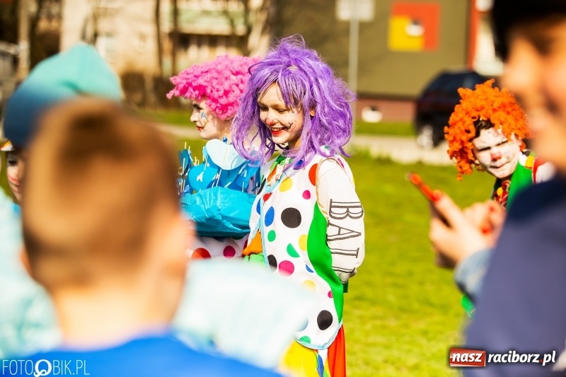 Zdjęcie w galerii na portalu naszraciborz.pl: Świecimy razem dla autyzmu. Happening w Szkole Podstawowej nr 1 wiadomości z regionu