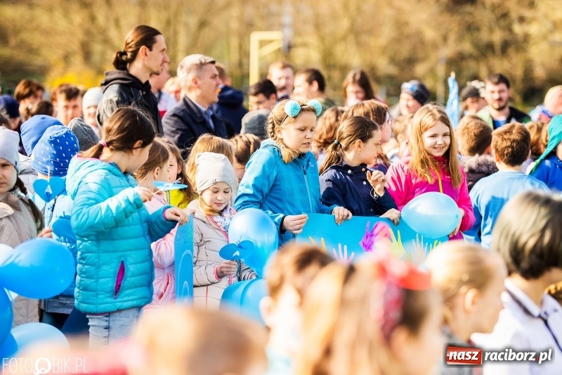 Zdjęcie w galerii na portalu naszraciborz.pl: Świecimy razem dla autyzmu. Happening w Szkole Podstawowej nr 1 wiadomości z regionu