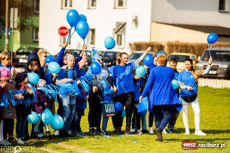 Zdjęcie w galerii na portalu naszraciborz.pl: Świecimy razem dla autyzmu. Happening w Szkole Podstawowej nr 1 wiadomości z regionu