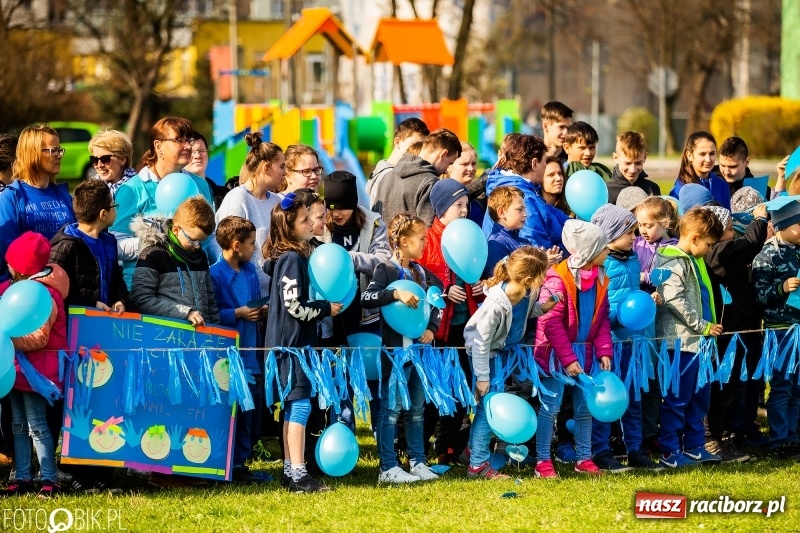 Zdjęcie w galerii na portalu naszraciborz.pl: Świecimy razem dla autyzmu. Happening w Szkole Podstawowej nr 1 wiadomości z regionu