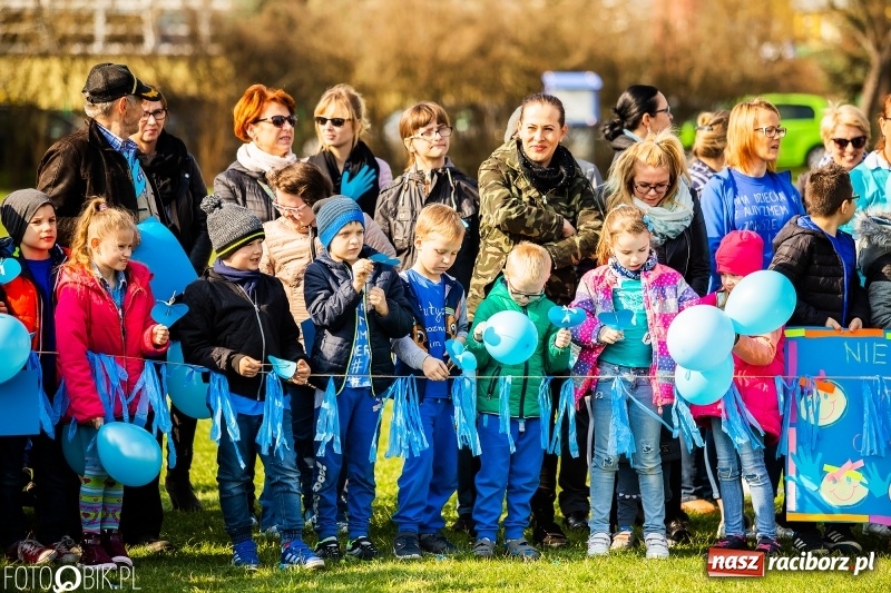 Zdjęcie w galerii na portalu naszraciborz.pl: Świecimy razem dla autyzmu. Happening w Szkole Podstawowej nr 1 wiadomości z regionu