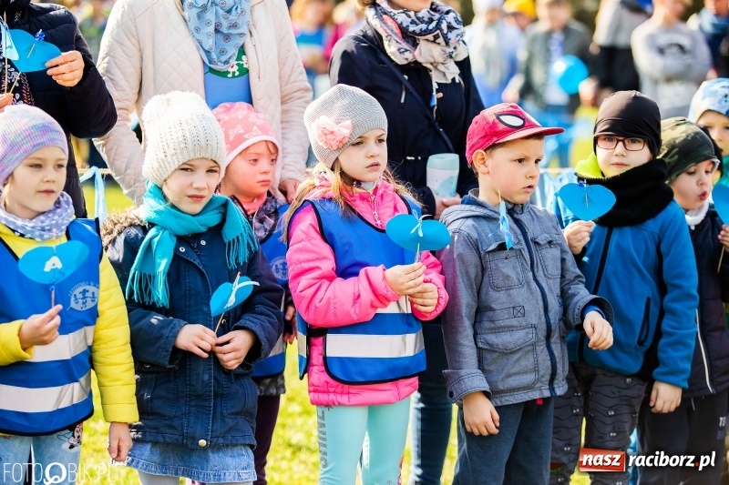 Zdjęcie w galerii na portalu naszraciborz.pl: Świecimy razem dla autyzmu. Happening w Szkole Podstawowej nr 1 wiadomości z regionu