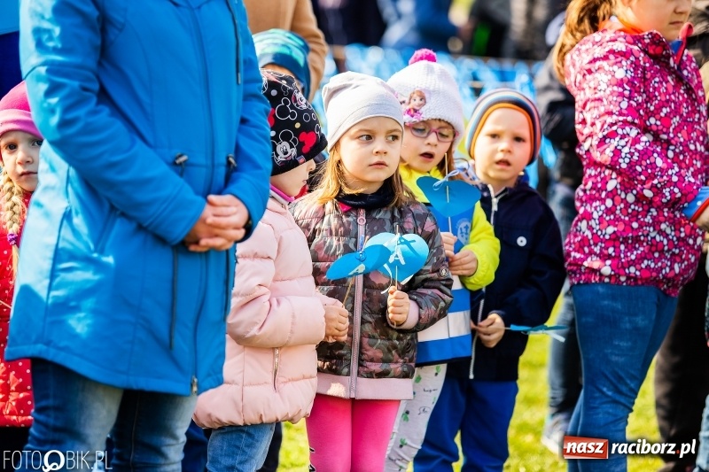Zdjęcie w galerii na portalu naszraciborz.pl: Świecimy razem dla autyzmu. Happening w Szkole Podstawowej nr 1 wiadomości z regionu
