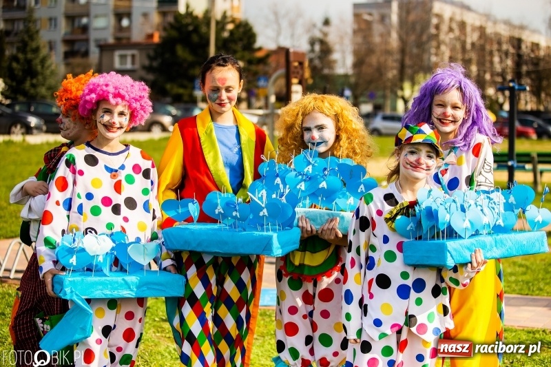 Zdjęcie w galerii na portalu naszraciborz.pl: Świecimy razem dla autyzmu. Happening w Szkole Podstawowej nr 1 wiadomości z regionu