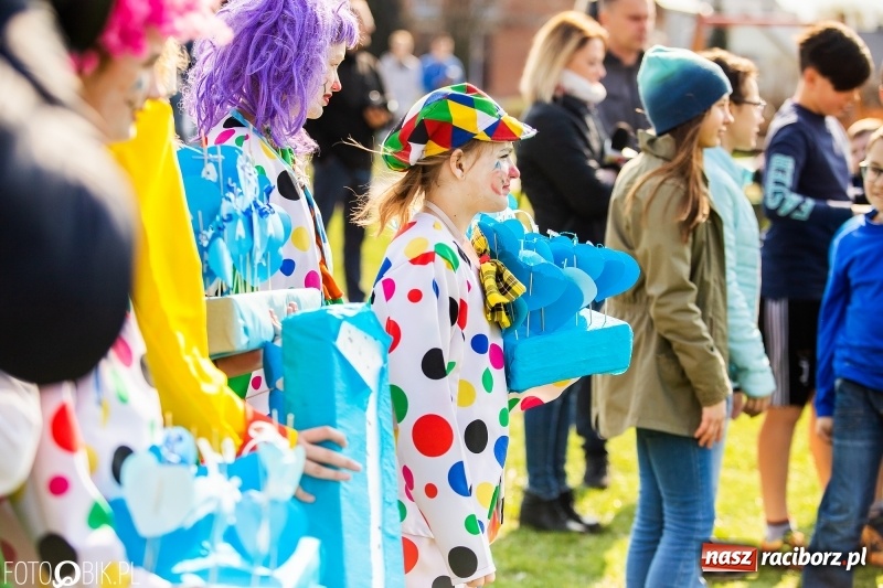 Zdjęcie w galerii na portalu naszraciborz.pl: Świecimy razem dla autyzmu. Happening w Szkole Podstawowej nr 1 wiadomości z regionu