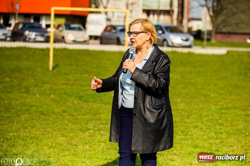 Zdjęcie w galerii na portalu naszraciborz.pl: Świecimy razem dla autyzmu. Happening w Szkole Podstawowej nr 1 wiadomości z regionu