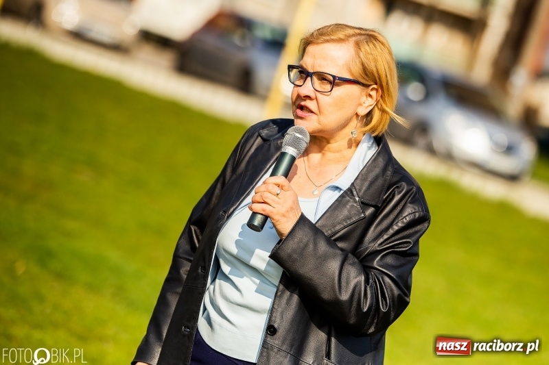 Zdjęcie w galerii na portalu naszraciborz.pl: Świecimy razem dla autyzmu. Happening w Szkole Podstawowej nr 1 wiadomości z regionu