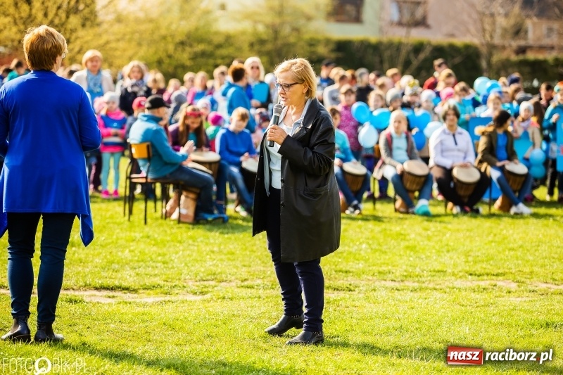 Zdjęcie w galerii na portalu naszraciborz.pl: Świecimy razem dla autyzmu. Happening w Szkole Podstawowej nr 1 wiadomości z regionu