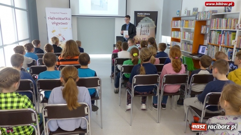 Zdjęcie w galerii na portalu naszraciborz.pl: Niekrólewska wyprawa. Spotkanie z Krzysztofem Pławeckim w raciborskiej bibliotece wiadomości z regionu
