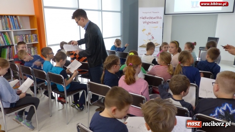 Zdjęcie w galerii na portalu naszraciborz.pl: Niekrólewska wyprawa. Spotkanie z Krzysztofem Pławeckim w raciborskiej bibliotece wiadomości z regionu