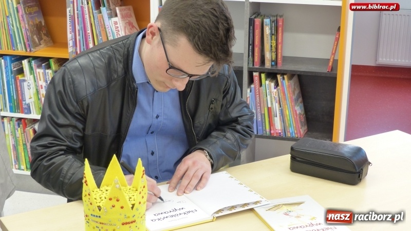 Zdjęcie w galerii na portalu naszraciborz.pl: Niekrólewska wyprawa. Spotkanie z Krzysztofem Pławeckim w raciborskiej bibliotece wiadomości z regionu