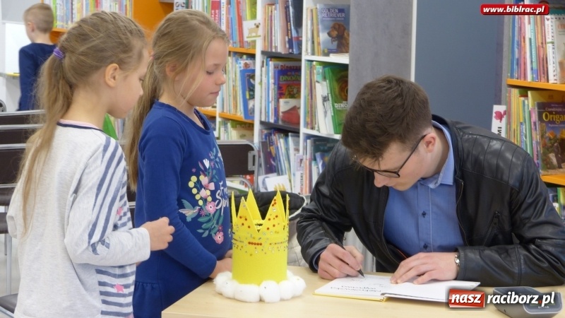Zdjęcie w galerii na portalu naszraciborz.pl: Niekrólewska wyprawa. Spotkanie z Krzysztofem Pławeckim w raciborskiej bibliotece wiadomości z regionu