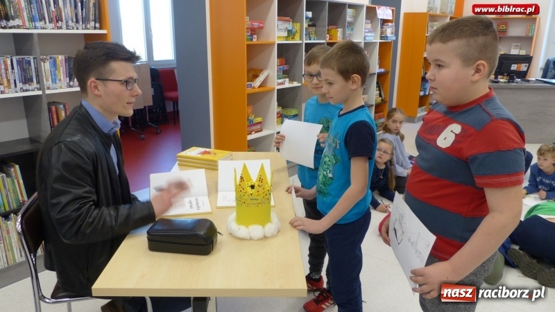 Zdjęcie w galerii na portalu naszraciborz.pl: Niekrólewska wyprawa. Spotkanie z Krzysztofem Pławeckim w raciborskiej bibliotece wiadomości z regionu