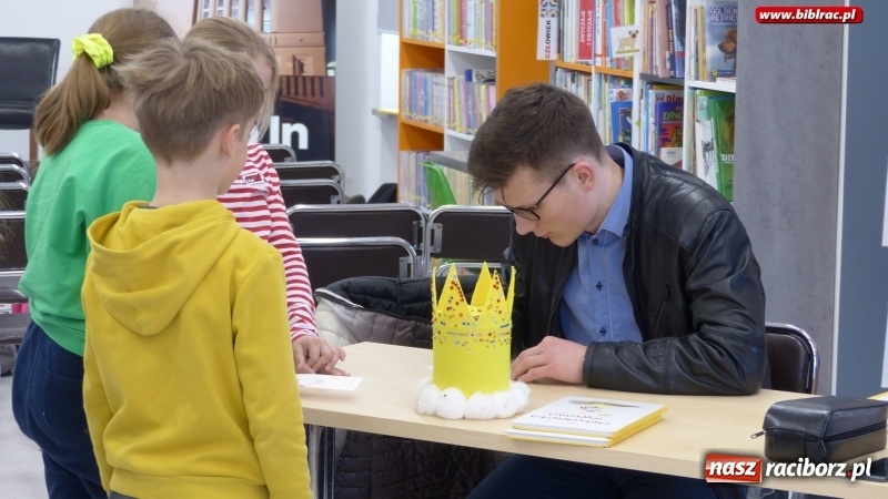 Zdjęcie w galerii na portalu naszraciborz.pl: Niekrólewska wyprawa. Spotkanie z Krzysztofem Pławeckim w raciborskiej bibliotece wiadomości z regionu