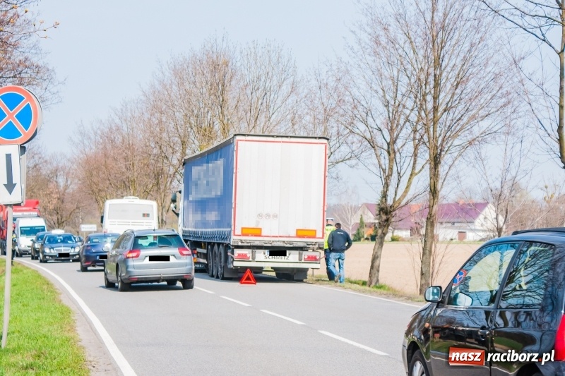 Zdjęcie w galerii na portalu naszraciborz.pl: Zderzenie TIRa i renault przed Markowicami [FOTO] wiadomości z regionu