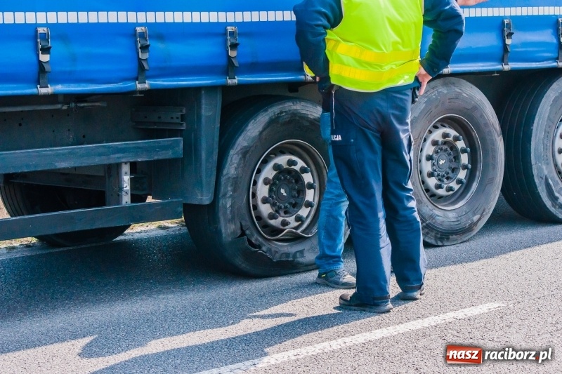 Zdjęcie w galerii na portalu naszraciborz.pl: Zderzenie TIRa i renault przed Markowicami [FOTO] wiadomości z regionu