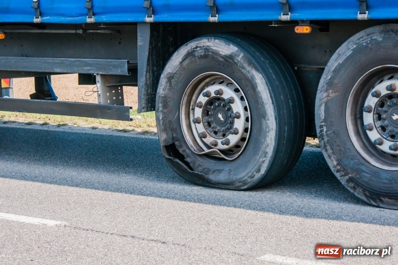 Zdjęcie w galerii na portalu naszraciborz.pl: Zderzenie TIRa i renault przed Markowicami [FOTO] wiadomości z regionu