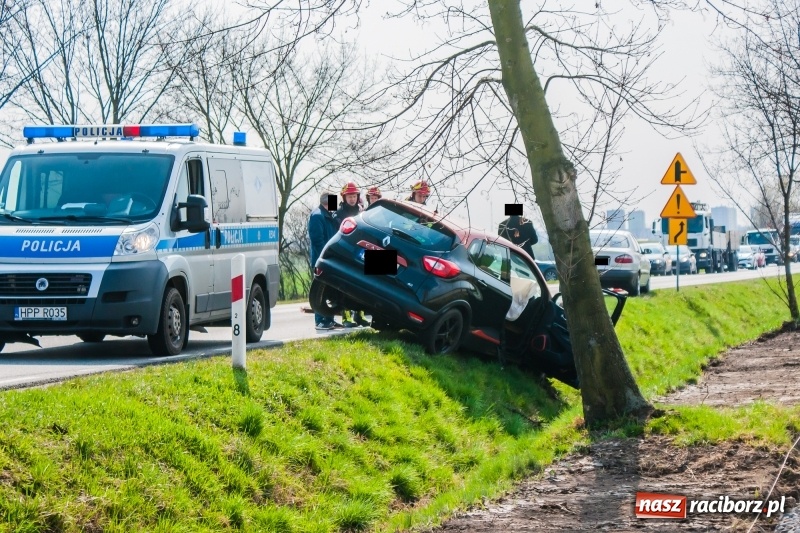 Zdjęcie w galerii na portalu naszraciborz.pl: Zderzenie TIRa i renault przed Markowicami [FOTO] wiadomości z regionu