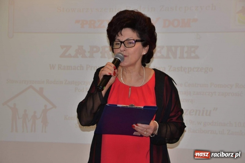 Zdjęcie w galerii na portalu naszraciborz.pl: Dziecko w zawieszeniu. Konferencja na zamku wiadomości z regionu