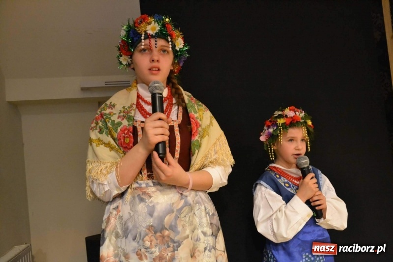 Zdjęcie w galerii na portalu naszraciborz.pl: Dziecko w zawieszeniu. Konferencja na zamku wiadomości z regionu