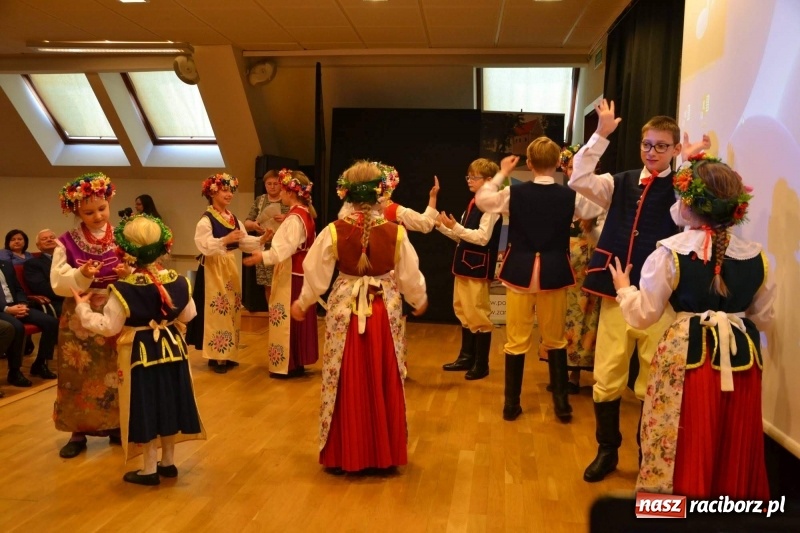 Zdjęcie w galerii na portalu naszraciborz.pl: Dziecko w zawieszeniu. Konferencja na zamku wiadomości z regionu