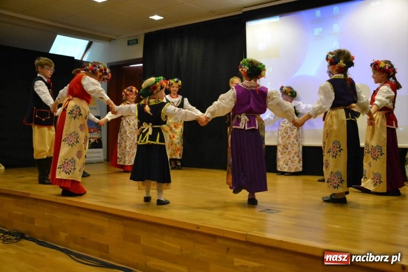 Zdjęcie w galerii na portalu naszraciborz.pl: Dziecko w zawieszeniu. Konferencja na zamku wiadomości z regionu