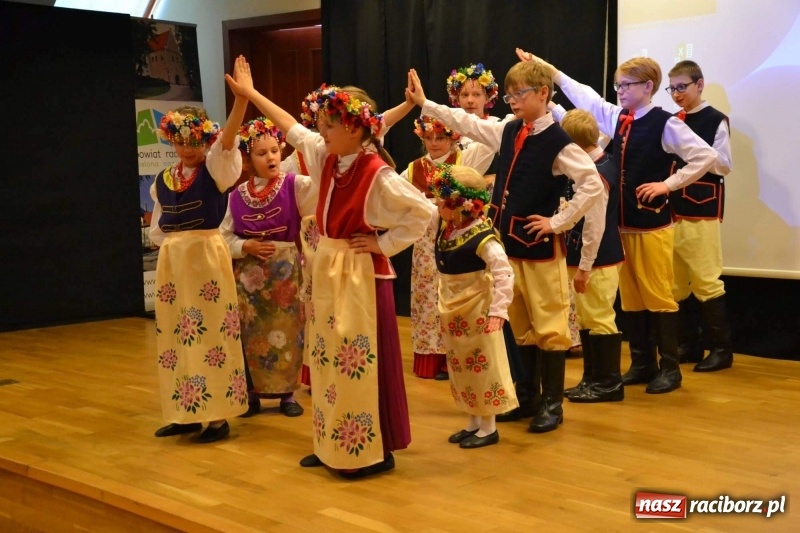 Zdjęcie w galerii na portalu naszraciborz.pl: Dziecko w zawieszeniu. Konferencja na zamku wiadomości z regionu