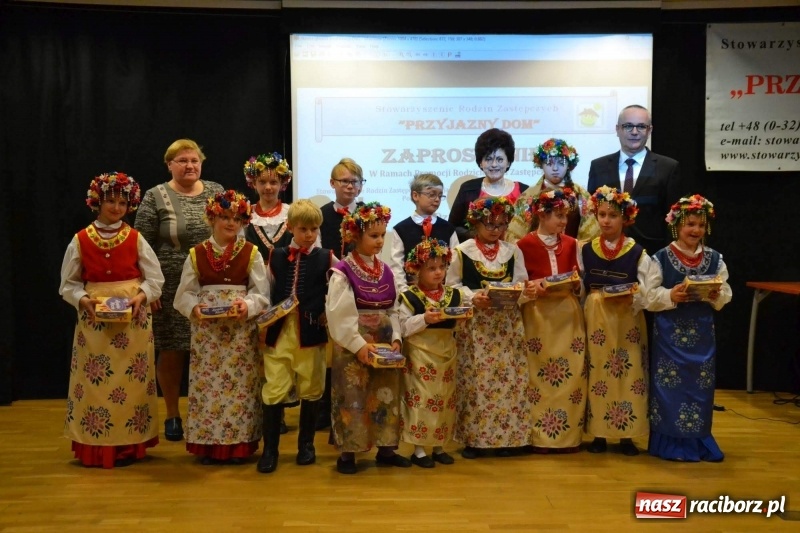 Zdjęcie w galerii na portalu naszraciborz.pl: Dziecko w zawieszeniu. Konferencja na zamku wiadomości z regionu