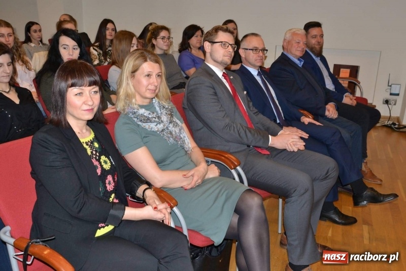 Zdjęcie w galerii na portalu naszraciborz.pl: Dziecko w zawieszeniu. Konferencja na zamku wiadomości z regionu