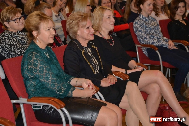 Zdjęcie w galerii na portalu naszraciborz.pl: Dziecko w zawieszeniu. Konferencja na zamku wiadomości z regionu