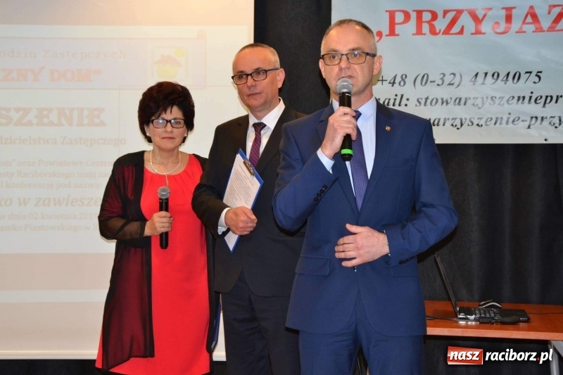 Zdjęcie w galerii na portalu naszraciborz.pl: Dziecko w zawieszeniu. Konferencja na zamku wiadomości z regionu