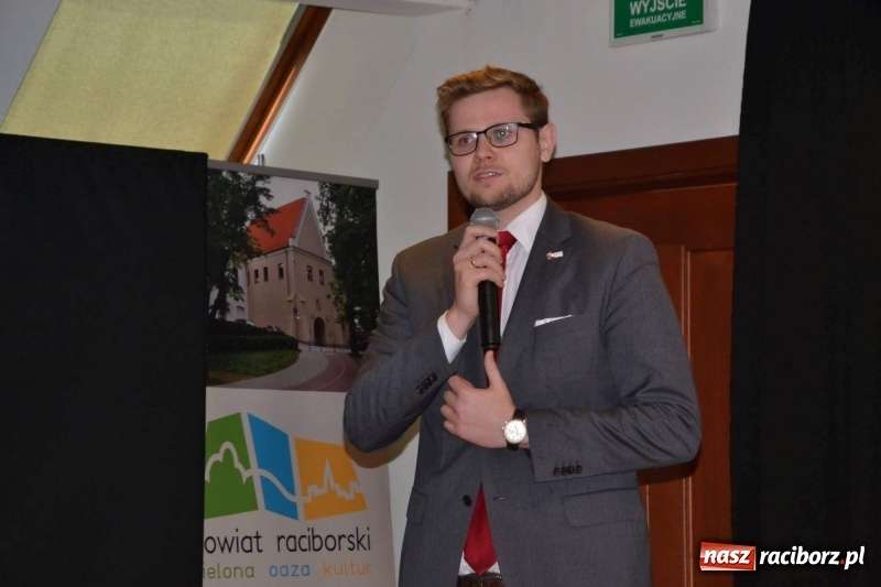 Zdjęcie w galerii na portalu naszraciborz.pl: Dziecko w zawieszeniu. Konferencja na zamku wiadomości z regionu