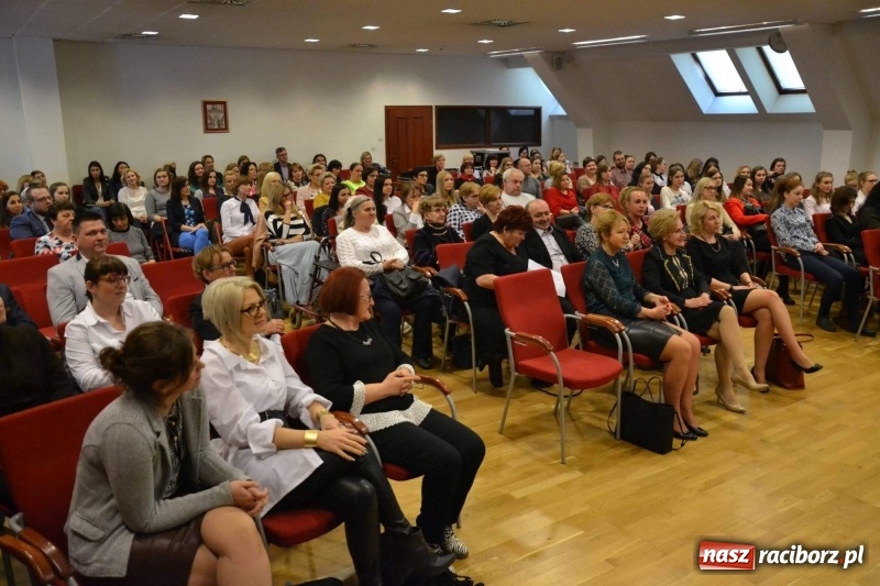 Zdjęcie w galerii na portalu naszraciborz.pl: Dziecko w zawieszeniu. Konferencja na zamku wiadomości z regionu