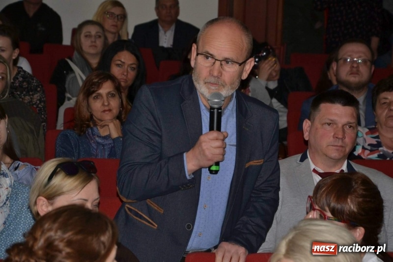 Zdjęcie w galerii na portalu naszraciborz.pl: Dziecko w zawieszeniu. Konferencja na zamku wiadomości z regionu