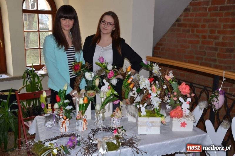 Zdjęcie w galerii na portalu naszraciborz.pl: Dziecko w zawieszeniu. Konferencja na zamku wiadomości z regionu