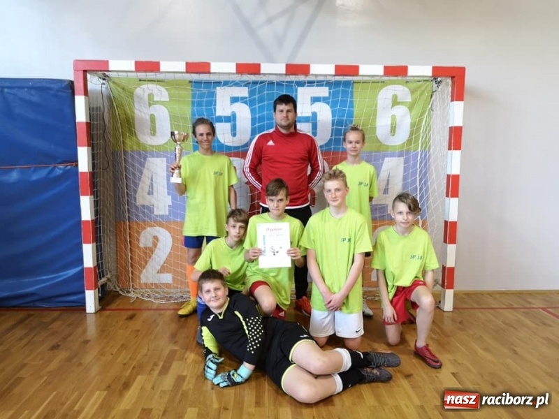 Zdjęcie w galerii na portalu naszraciborz.pl: IV Turniej Prima Aprilis w halówce  wiadomości z regionu