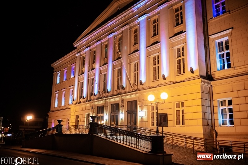 Zdjęcie w galerii na portalu naszraciborz.pl: Sąd Rejonowy w Raciborzu w ramach akcji Zaświeć się na niebiesko wiadomości z regionu