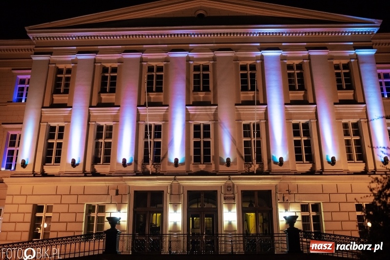 Zdjęcie w galerii na portalu naszraciborz.pl: Sąd Rejonowy w Raciborzu w ramach akcji Zaświeć się na niebiesko wiadomości z regionu