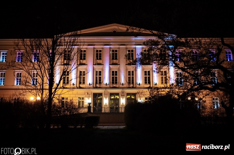 Zdjęcie w galerii na portalu naszraciborz.pl: Sąd Rejonowy w Raciborzu w ramach akcji Zaświeć się na niebiesko wiadomości z regionu