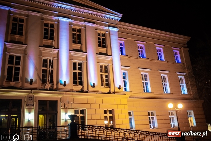 Zdjęcie w galerii na portalu naszraciborz.pl: Sąd Rejonowy w Raciborzu w ramach akcji Zaświeć się na niebiesko wiadomości z regionu