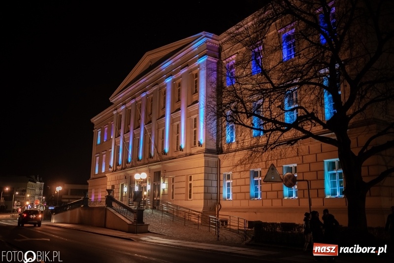 Zdjęcie w galerii na portalu naszraciborz.pl: Sąd Rejonowy w Raciborzu w ramach akcji Zaświeć się na niebiesko wiadomości z regionu