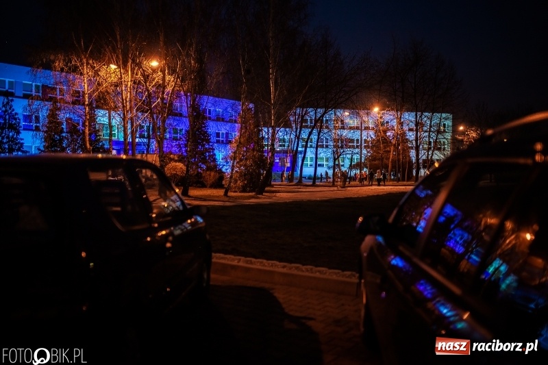 Zdjęcie w galerii na portalu naszraciborz.pl: Sąd Rejonowy w Raciborzu w ramach akcji Zaświeć się na niebiesko wiadomości z regionu