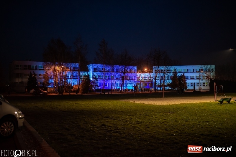 Zdjęcie w galerii na portalu naszraciborz.pl: Sąd Rejonowy w Raciborzu w ramach akcji Zaświeć się na niebiesko wiadomości z regionu