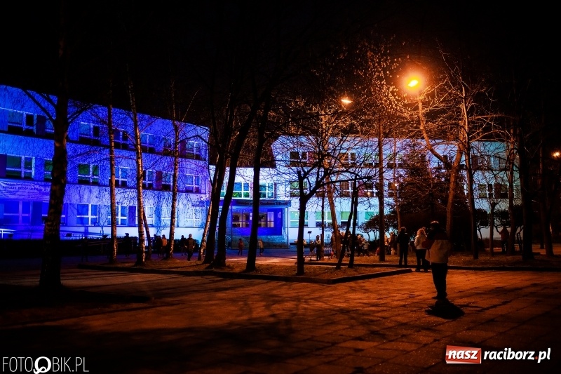 Zdjęcie w galerii na portalu naszraciborz.pl: Sąd Rejonowy w Raciborzu w ramach akcji Zaświeć się na niebiesko wiadomości z regionu