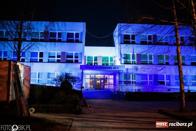 Zdjęcie w galerii na portalu naszraciborz.pl: Sąd Rejonowy w Raciborzu w ramach akcji Zaświeć się na niebiesko wiadomości z regionu